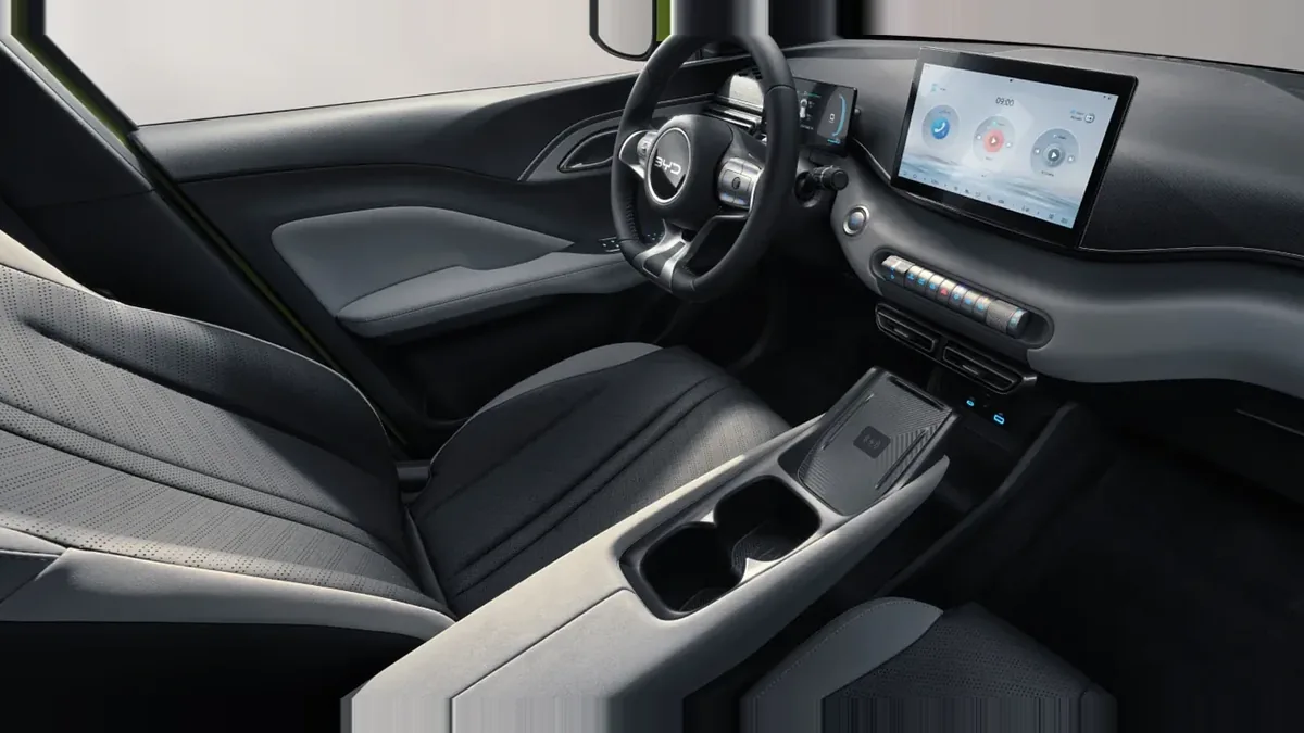 BYD Dolphin Surf Boost en renting en Zaragoza — Interior