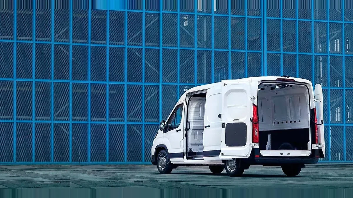 Maxus Deliver 9 Furgón 2.0D L3H2 150 (MERCANCÍAS PROPIAS) en renting en Zaragoza — Lateral