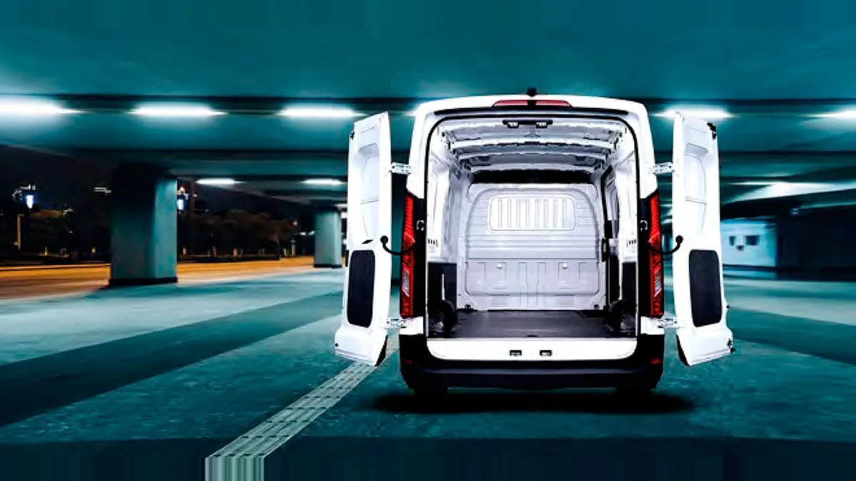 Maxus Deliver 9 Furgón 2.0D L3H2 150 (MERCANCÍAS TERCEROS) en renting en Zaragoza — Trasera