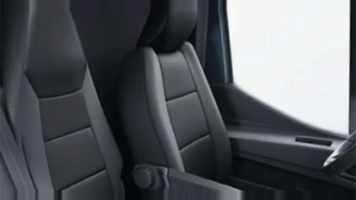 Nissan Interstar L2H2 3.5T 2.3dCi FWD Acenta en renting en Zaragoza — Delantera