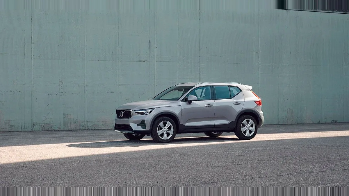 Volvo XC40 2.0 B3 Core G Auto en renting en Zaragoza — Lateral