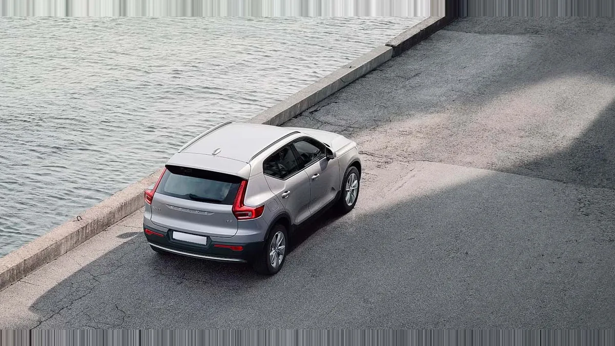 Volvo XC40 2.0 B3 Core G Auto en renting en Zaragoza — Trasera
