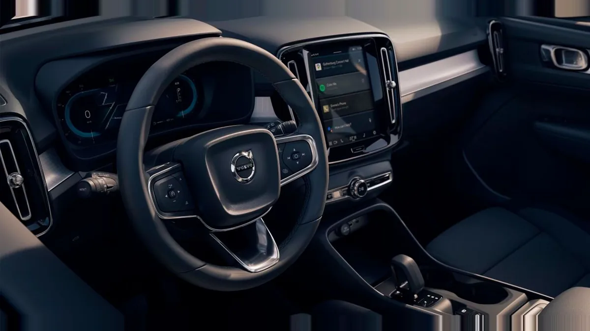 Volvo XC40 2.0 B3 Core G Auto en renting en Zaragoza — Interior